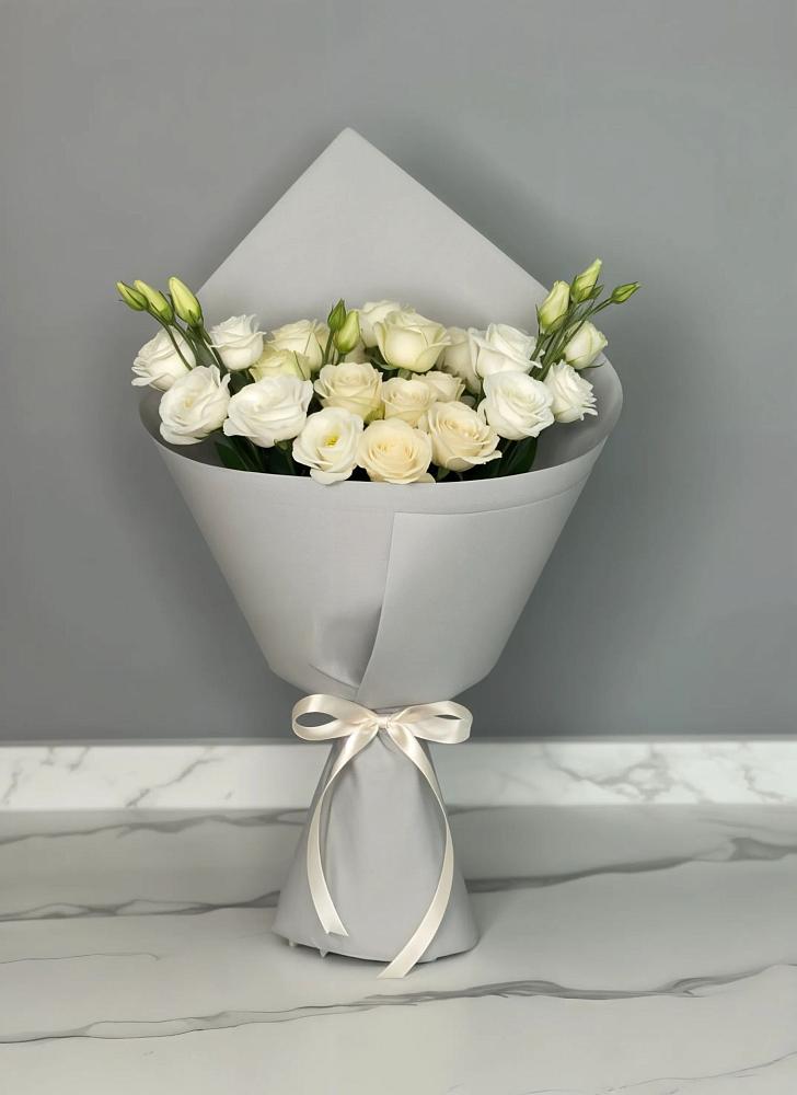 Букет цветов из: Розы и Лизиантусы в Белеве