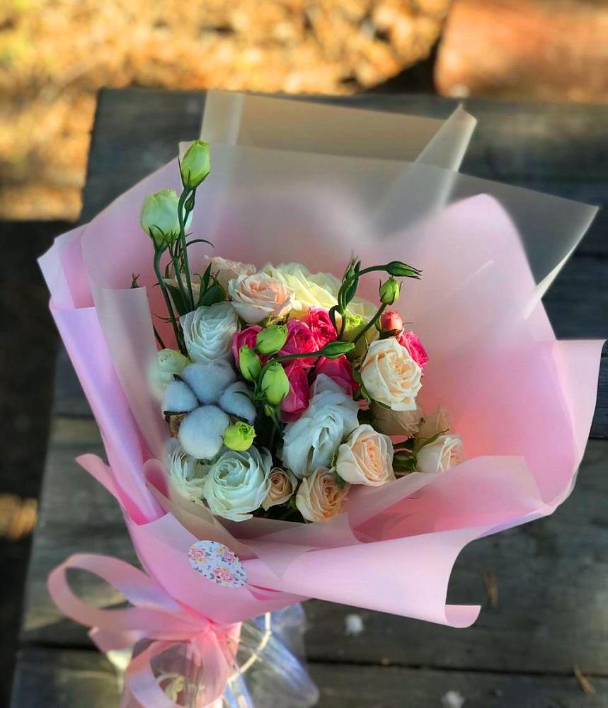 Букет цветов из: Розы и Лизиантусы в Белеве