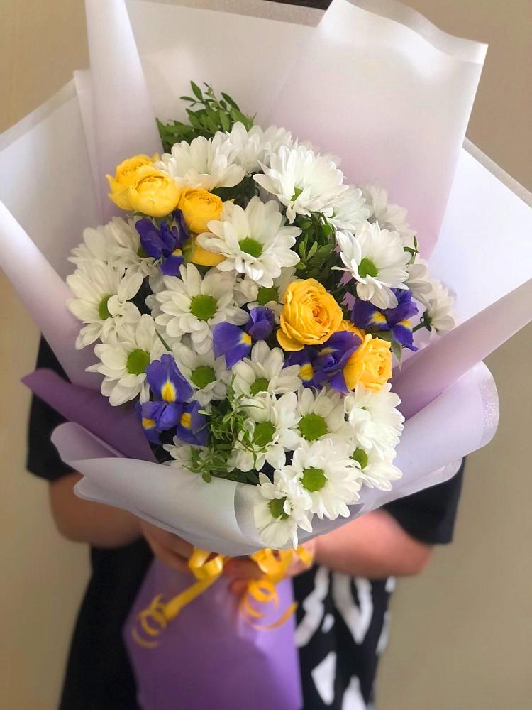 Букет цветов из: Ирисы, Хризантемы и Розы в Белеве