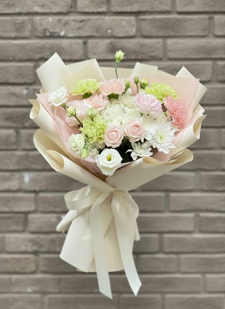 Букет цветов из: Гвоздики, Розы, Лизиантусы и Хризантемы в Белеве