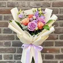 Букет цветов из:  Лизиантусы и Розы в Белеве