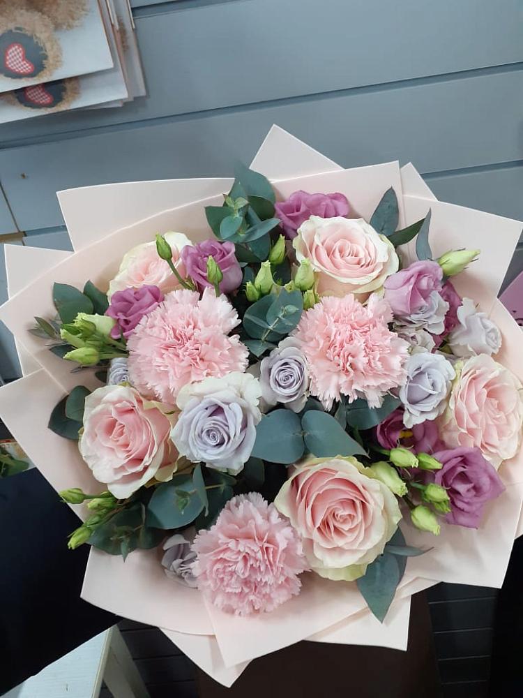 Букет цветов из: Розы, Гвоздики и Лизиантусы в Белеве