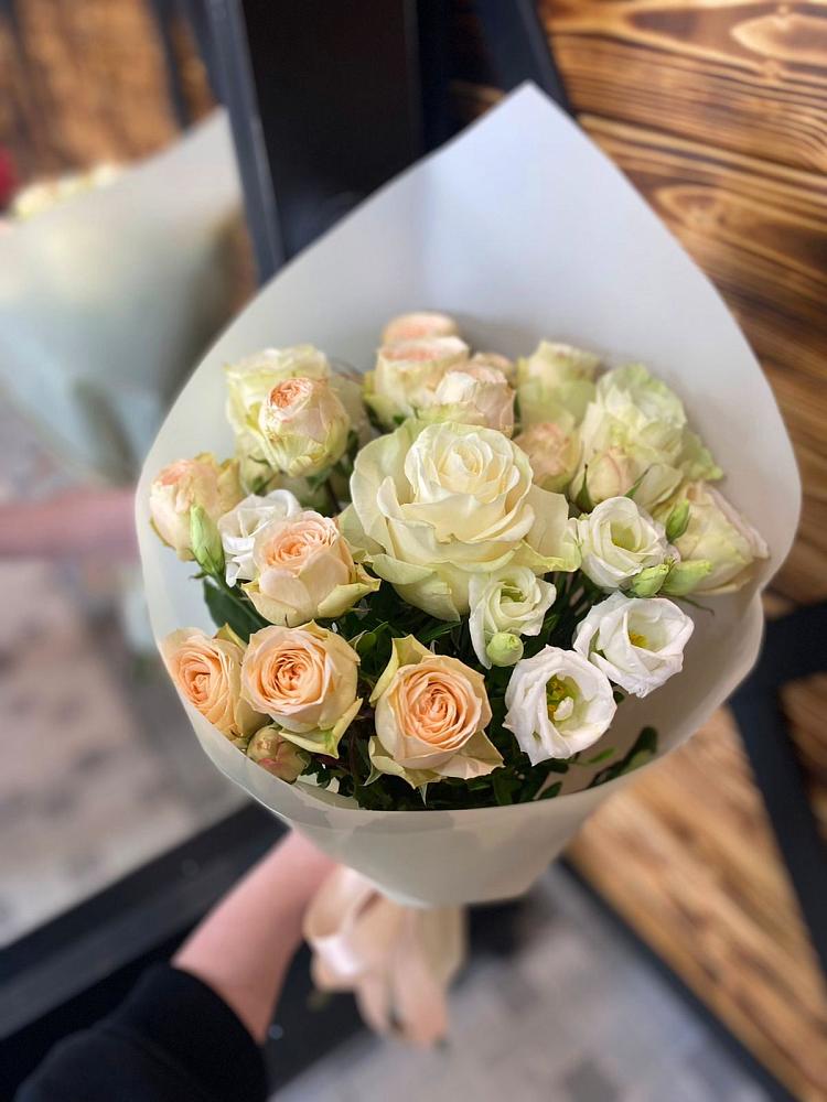 Букет цветов из: Розы и Лизиантусы в Белеве